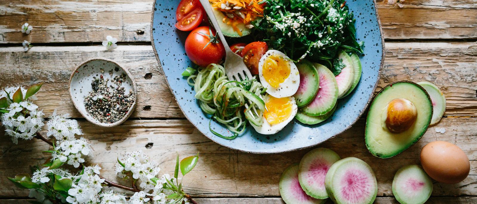 Talíř se zeleninou, vejcem a avokádem – vyvážené jídlo podle plánu Metabolic Balance